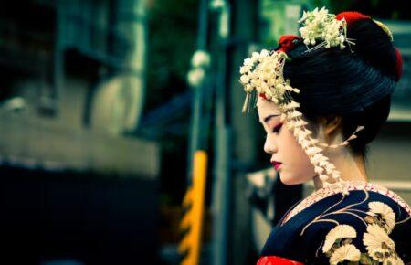 У Кіото деякі вулиці закриють для туристів — вони неввічливі з гейшами