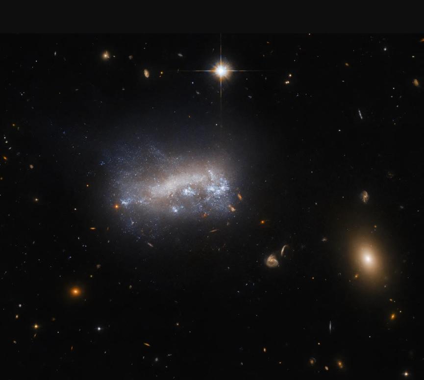 Телескоп «Хаббл» зазнімкував карликову галактику, яка проривається крізь щільний космічний газ