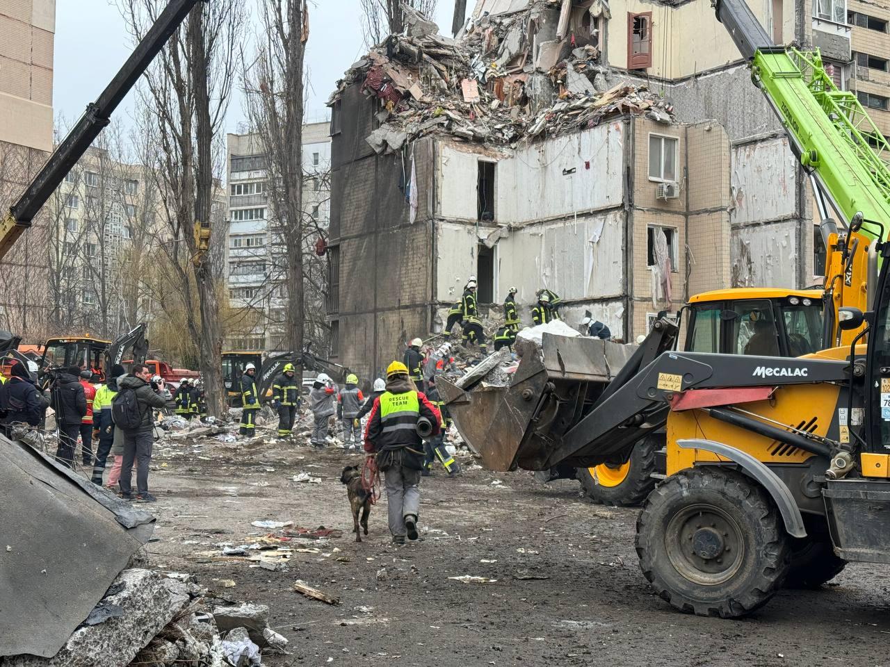 В Одесі з-під завалів дістали тіло маленької дитини