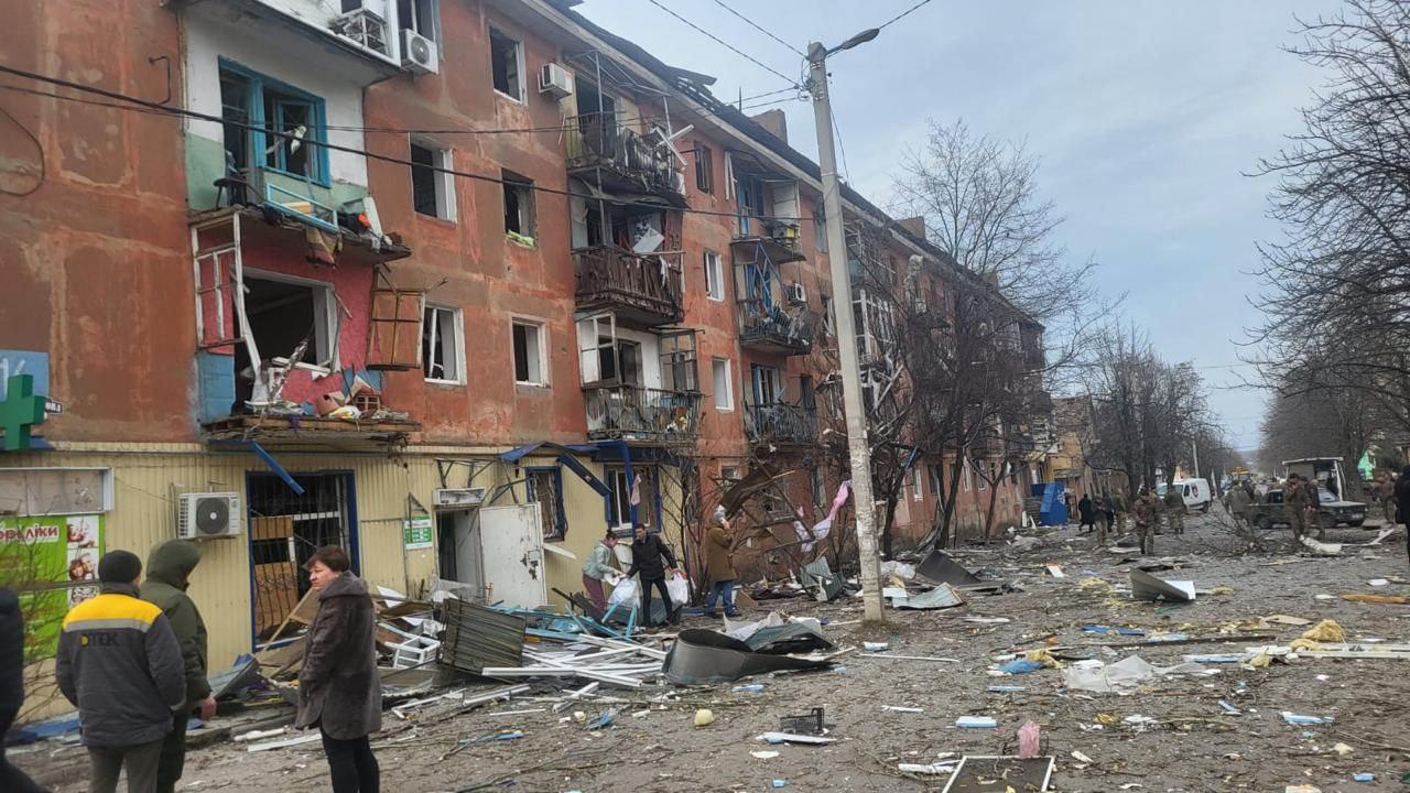 Окупанти вдарили по Кураховому: поранені 16 людей, є руйнування (ФОТО)