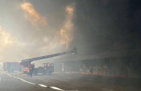 У Нікополі загасили пожежу у торгівельному центрі, що виникла внаслідок атаки росіян (ФОТО)