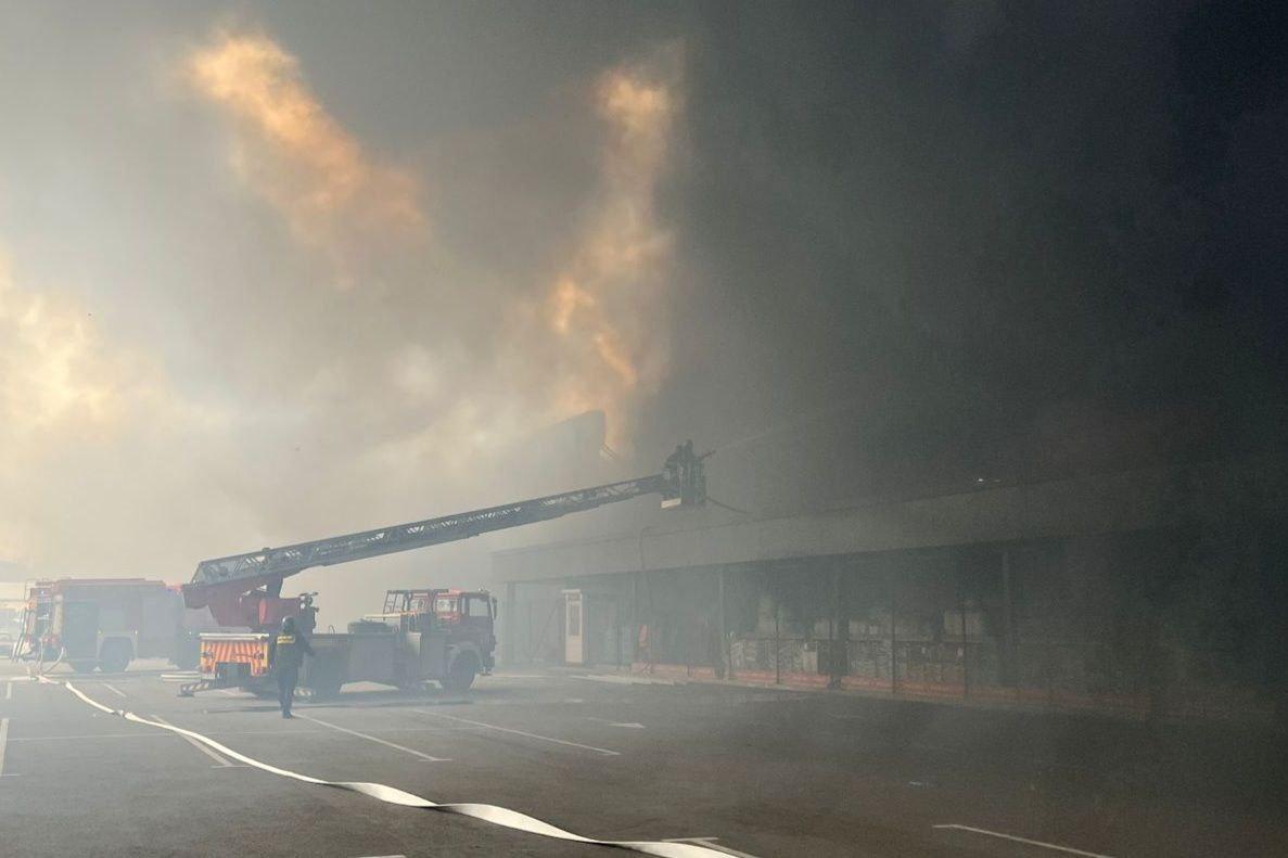 У Нікополі загасили пожежу у торгівельному центрі, що виникла внаслідок атаки росіян (ФОТО)