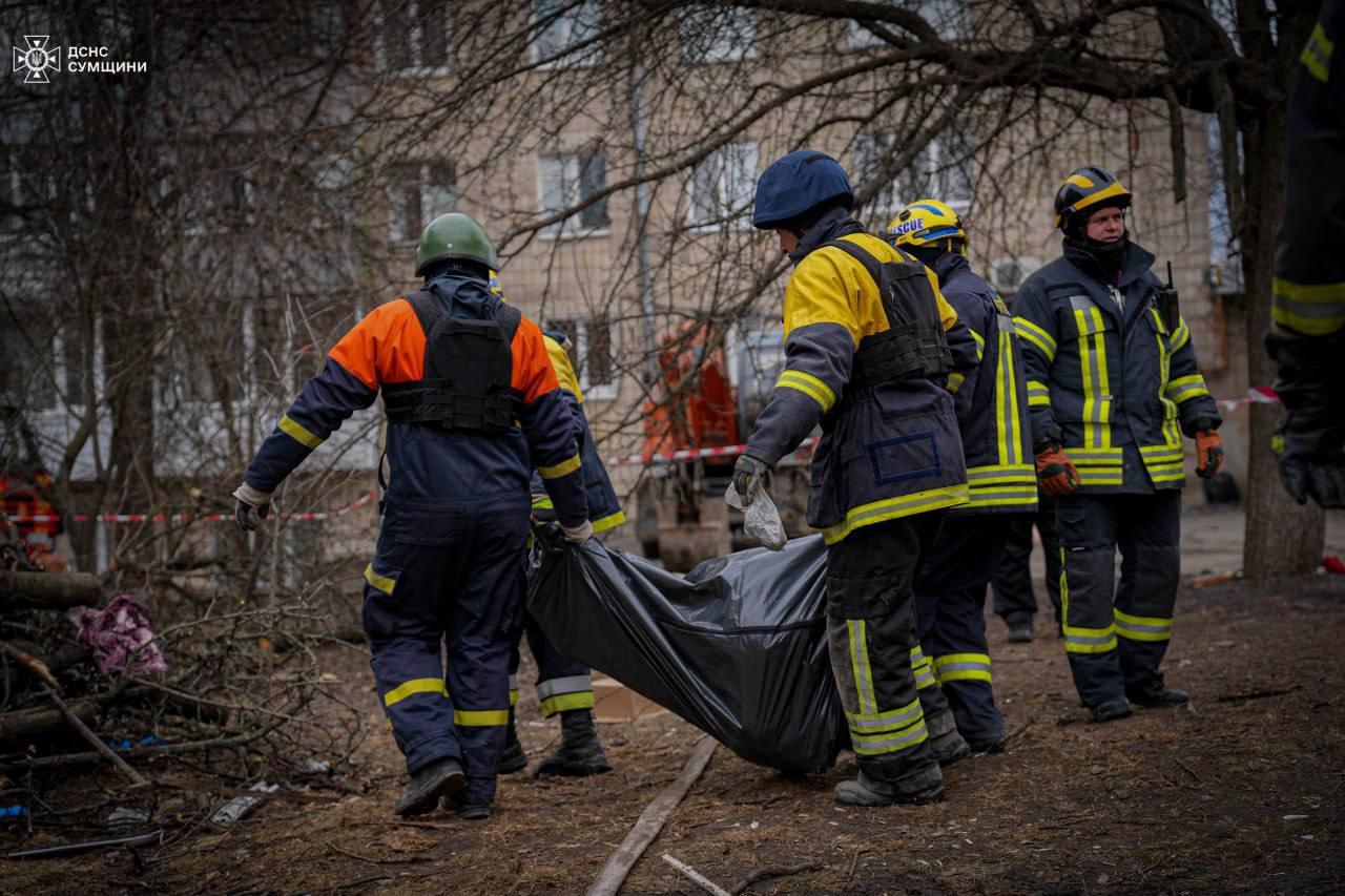 У Сумах з-під завалів будинку дістали тіло ще однієї людини