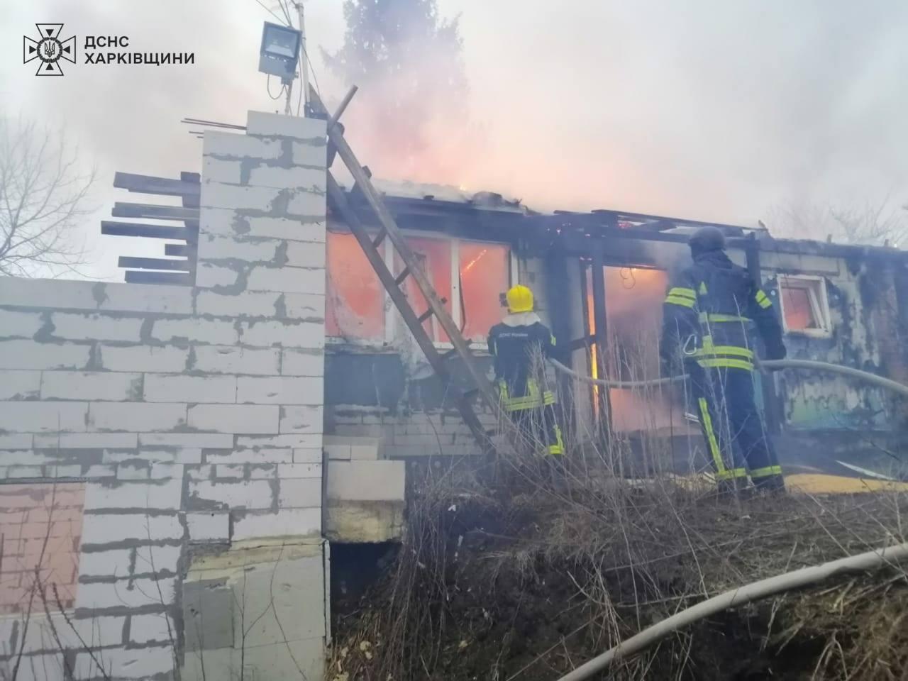 На Харківщині сталися пожежі у двох населених пунктах унаслідок обстрілів