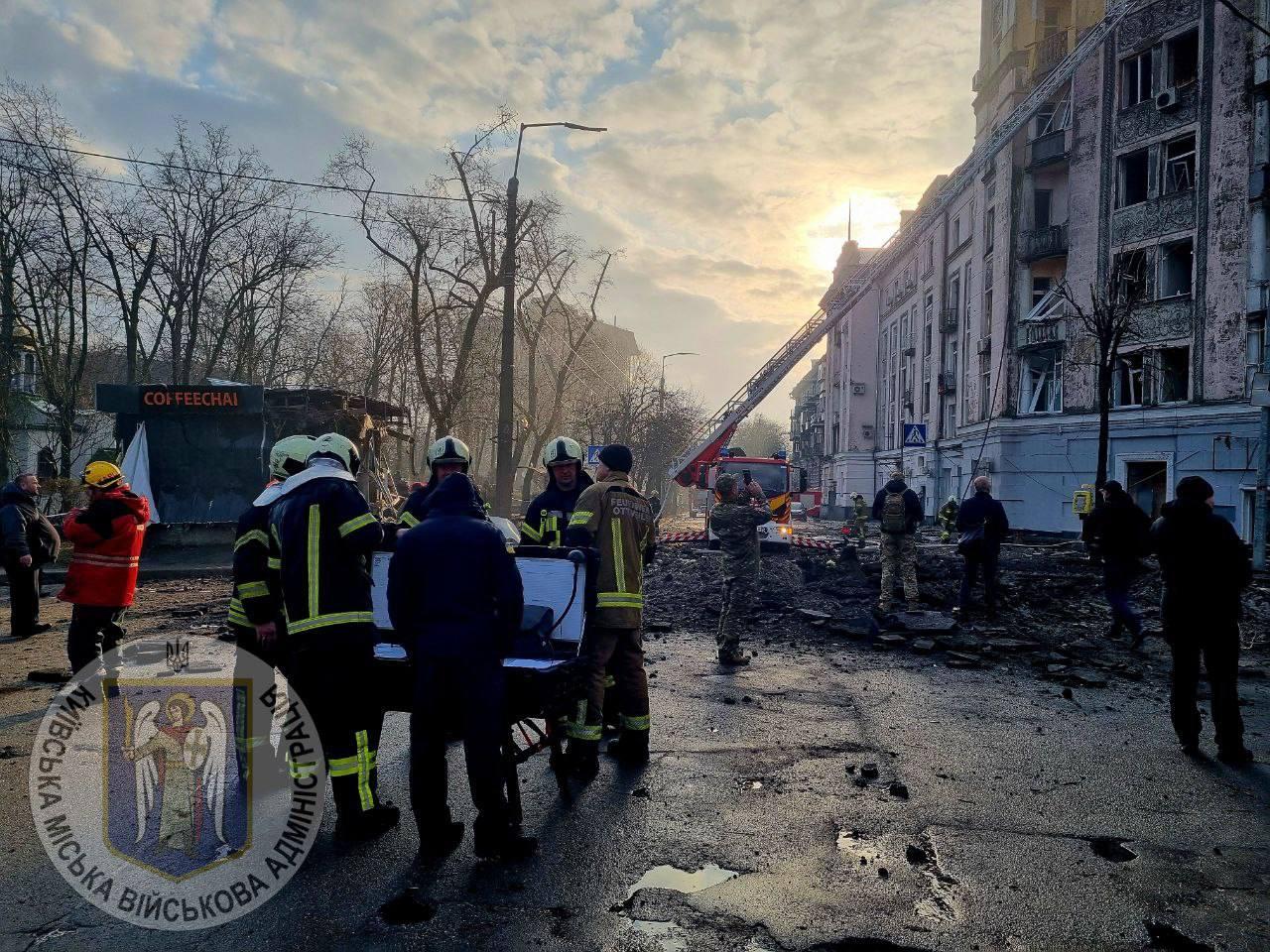 У Києві внаслідок російської ракетної атаки вже 13 постраждалих