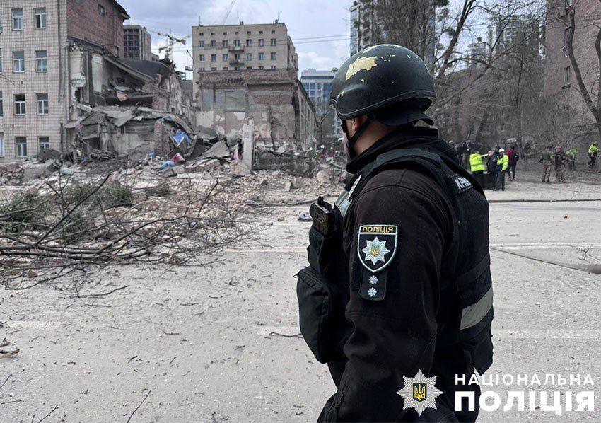 Ракетна атака на Київ: уламки впали у декількох районах, є постраждалі