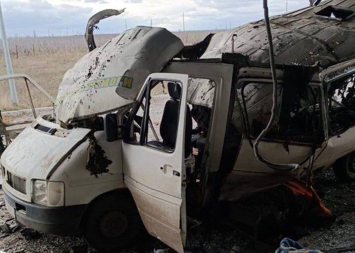 Російські окупанти атакували дронами автобус із гуманітарною допомогою на Херсонщині