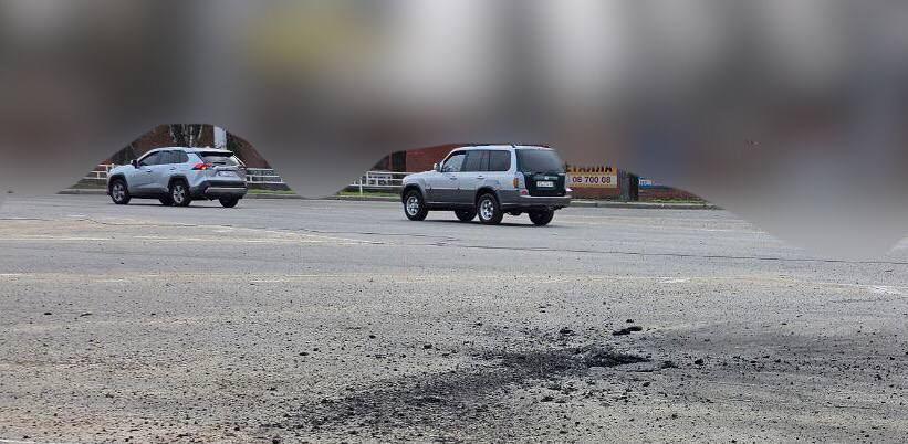 Окупанти обстріляли таксі у Херсоні: водій загинув, пасажири — поранені (ФОТО)