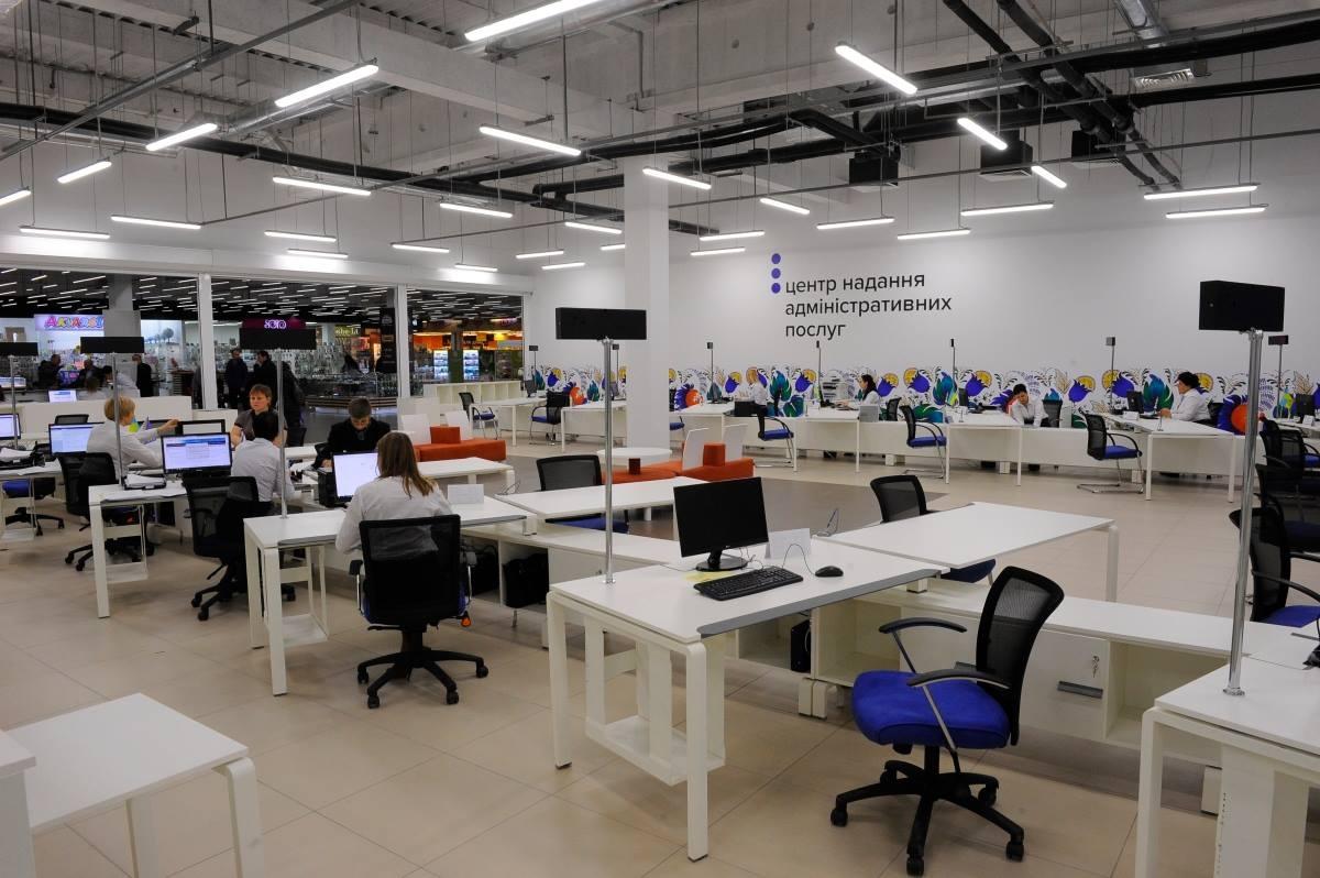 Люди з 6 ранку займають чергу, щоб отримати талончик на прийом документів: Наталія Єсіна про нові правила для ВПО