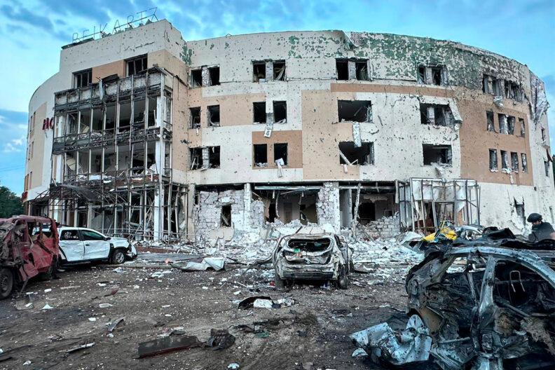 Скидають осколкові боєприпаси в місця видачі гуманітарної допомоги: Наталія Гуменюк про російський терор півдня України