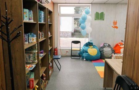 Перукарня і психологи: як працює соціальний центр у Бородянці після окупації