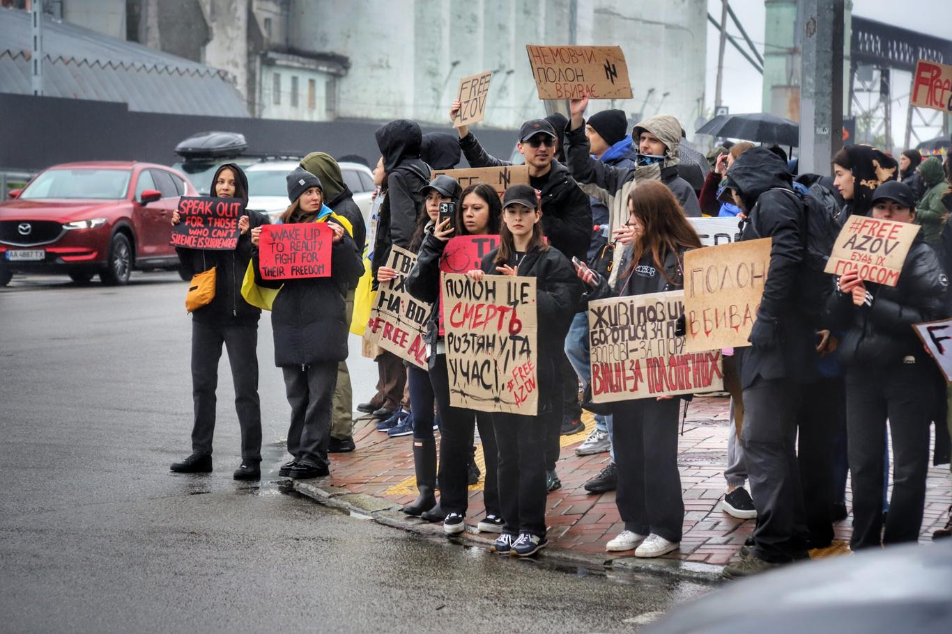 У Києві відбулася акція на підтримку військовополонених захисників Маріуполя (ФОТО, ВІДЕО)