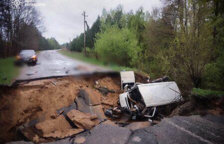 На Київщині мікроавтобус злетів у провалля — двоє загиблих, семеро травмованих