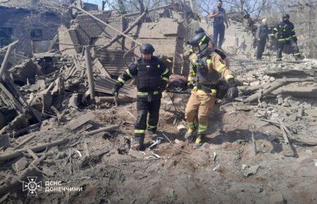 Авіаудар по Костянтинівці: рятувальники шукають жінку та дитину під завалами — кореспондентка