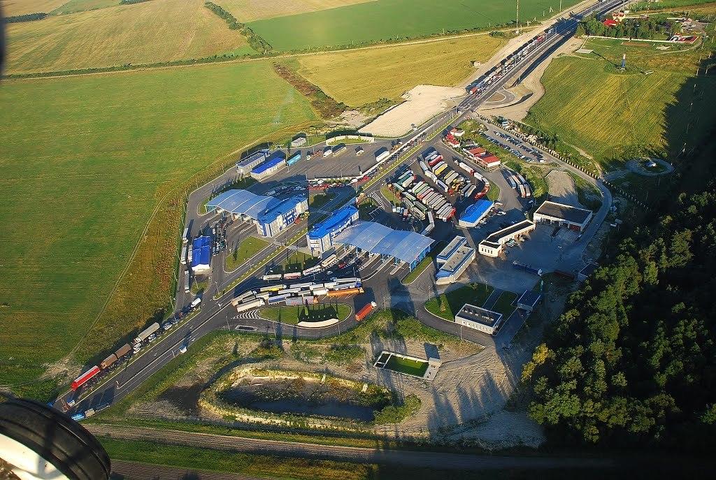 Поляки частково відновили рух вантажівок на пунктах пропуску «Гребенне — Рава-Руська»