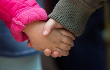 Родичі столичних чиновників втекли за кордон із дітьми-сиротами — омбудсмен