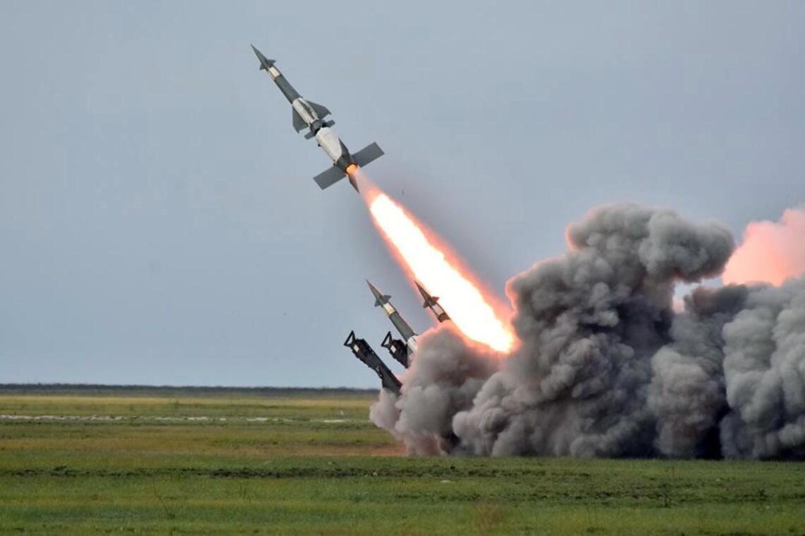 Треба припиняти говорити про «запаси ракет» у росіян, бо вони їх виробляють постійно — експерт з озброєнь