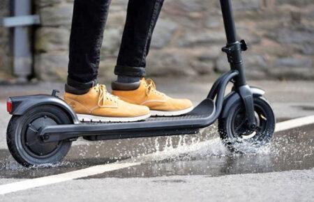 Яка відповідальність чекає на водіїв легкого електротранспорту за рух у невстановлених місцях — пояснює адвокатка