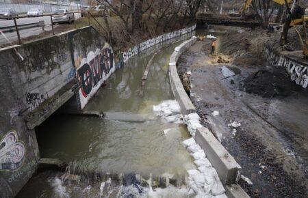 Засмічення річки Либідь — одна з причин води на вулицях після зливи