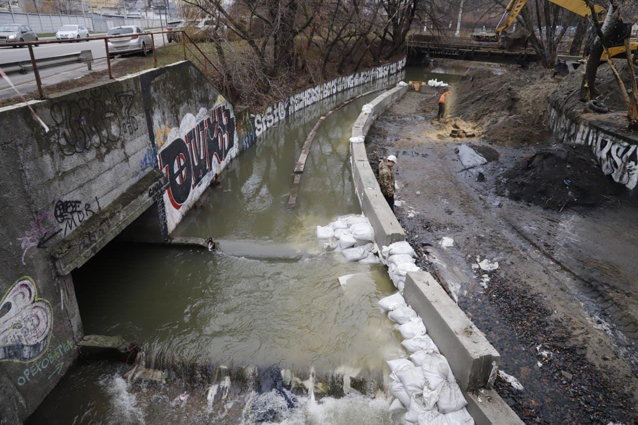 Засмічення річки Либідь — одна з причин води на вулицях після зливи