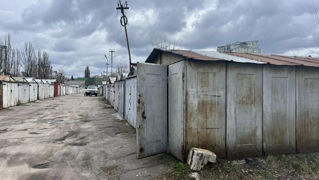 Приїжджають, ламають 2-3 гаражі, і до наступного разу: як гаражний кооператив протистоїть забудові у Києві