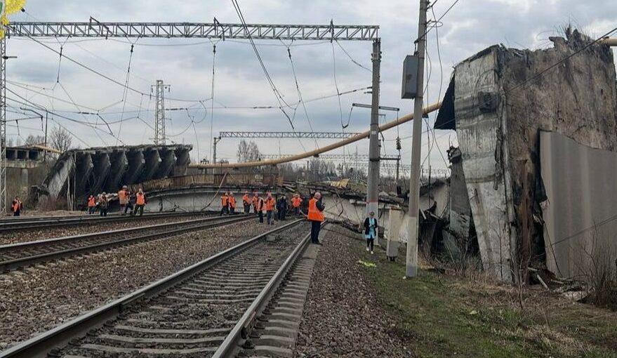 У Росії обвалився міст на залізничні колії (ВІДЕО)