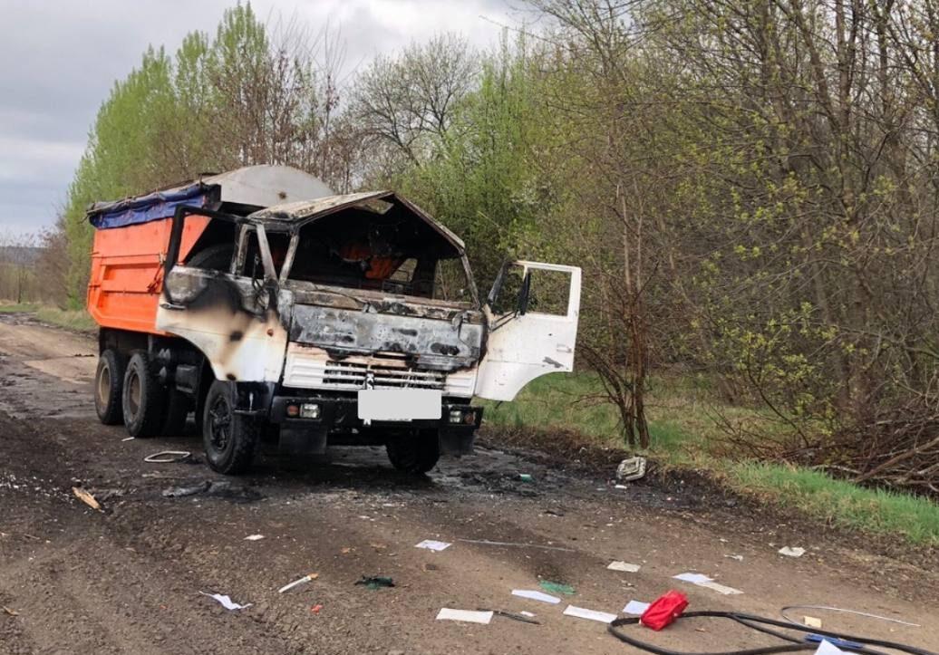 На Сумщині ворог скинув з безпілотника вибухівку на вантажівку — водій загинув