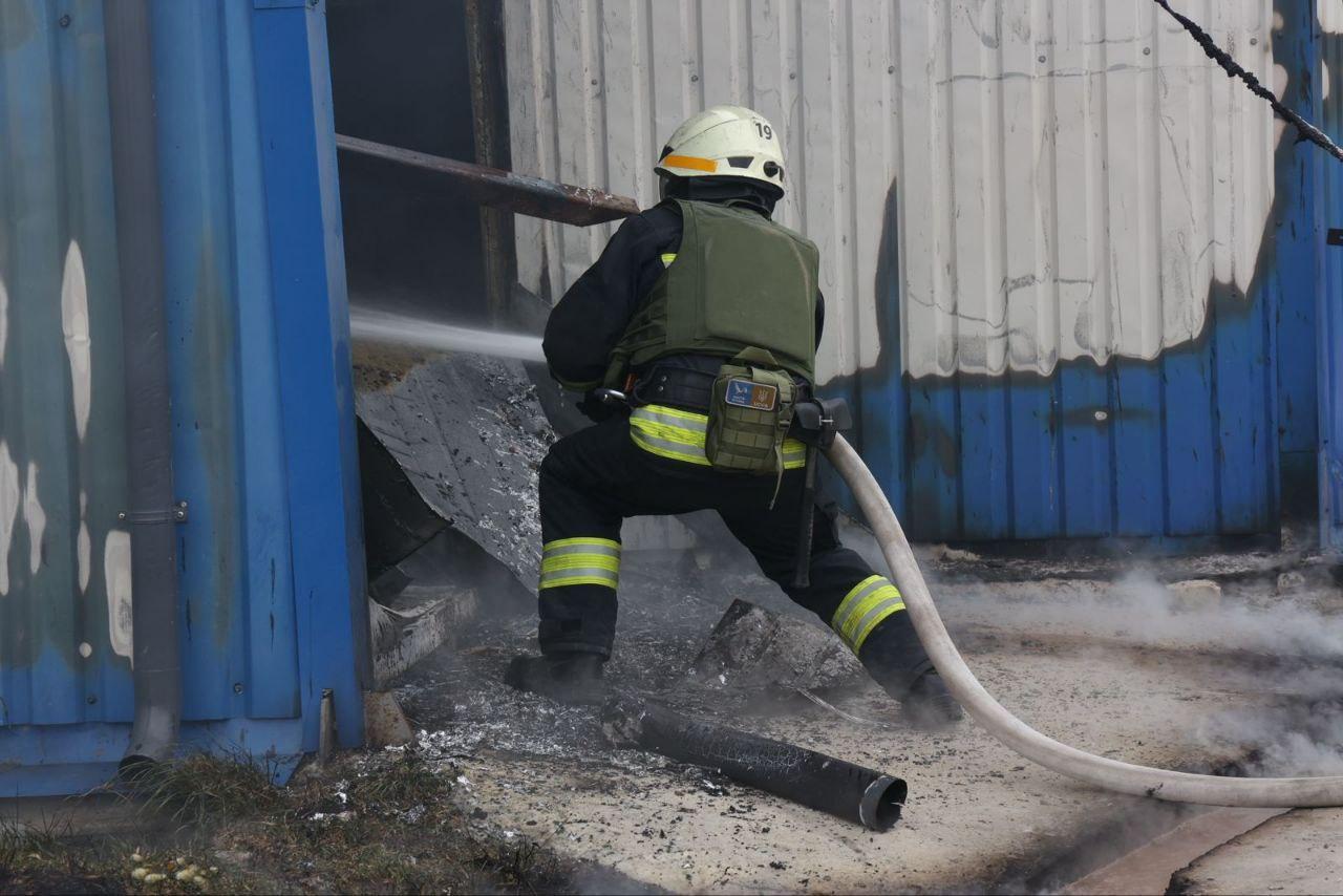 Окупанти вдарили по Нікопольщині: пошкоджені будинки, агрофірма, лінія електропередач (ФОТО)