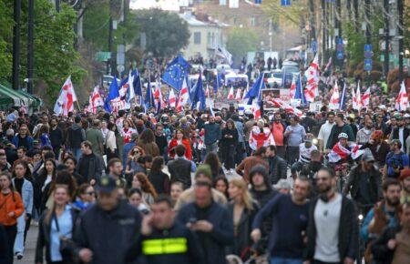 Перед парламентом Грузії сталися масштабні сутички через закон про «іноагентів» (ВІДЕО)