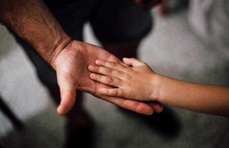 Понад 13 тисяч дітей від початку війни набули статусу дитини-сироти чи дитини, позбавленої батьківського піклування — міністерка