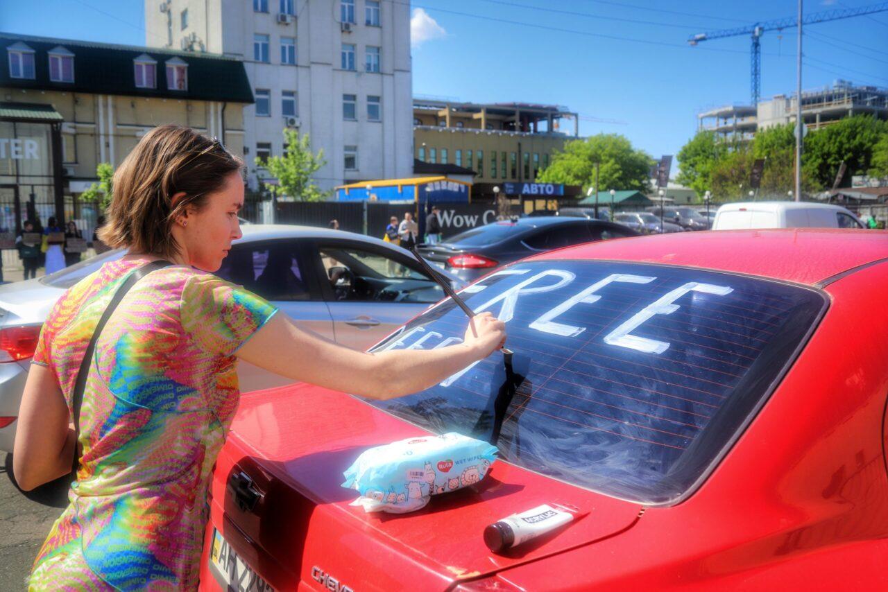 Полон. «У нього плакат, він — свій». Історія Олександри