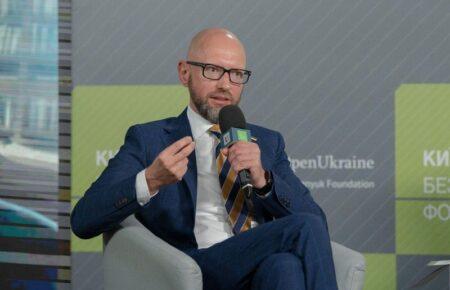 Заморожені російські активи повинні бути повністю конфісковані і передані Україні — Яценюк під час онлайн-дискусії КБФ