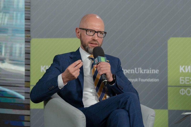 Заморожені російські активи повинні бути повністю конфісковані і передані Україні — Яценюк під час онлайн-дискусії КБФ
