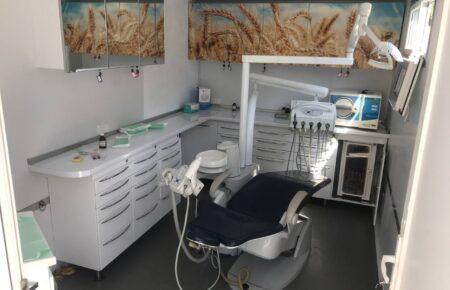 У Рівному волонтери перетворили поштову вантажівку на пересувний стоматологічний кабінет для бійців