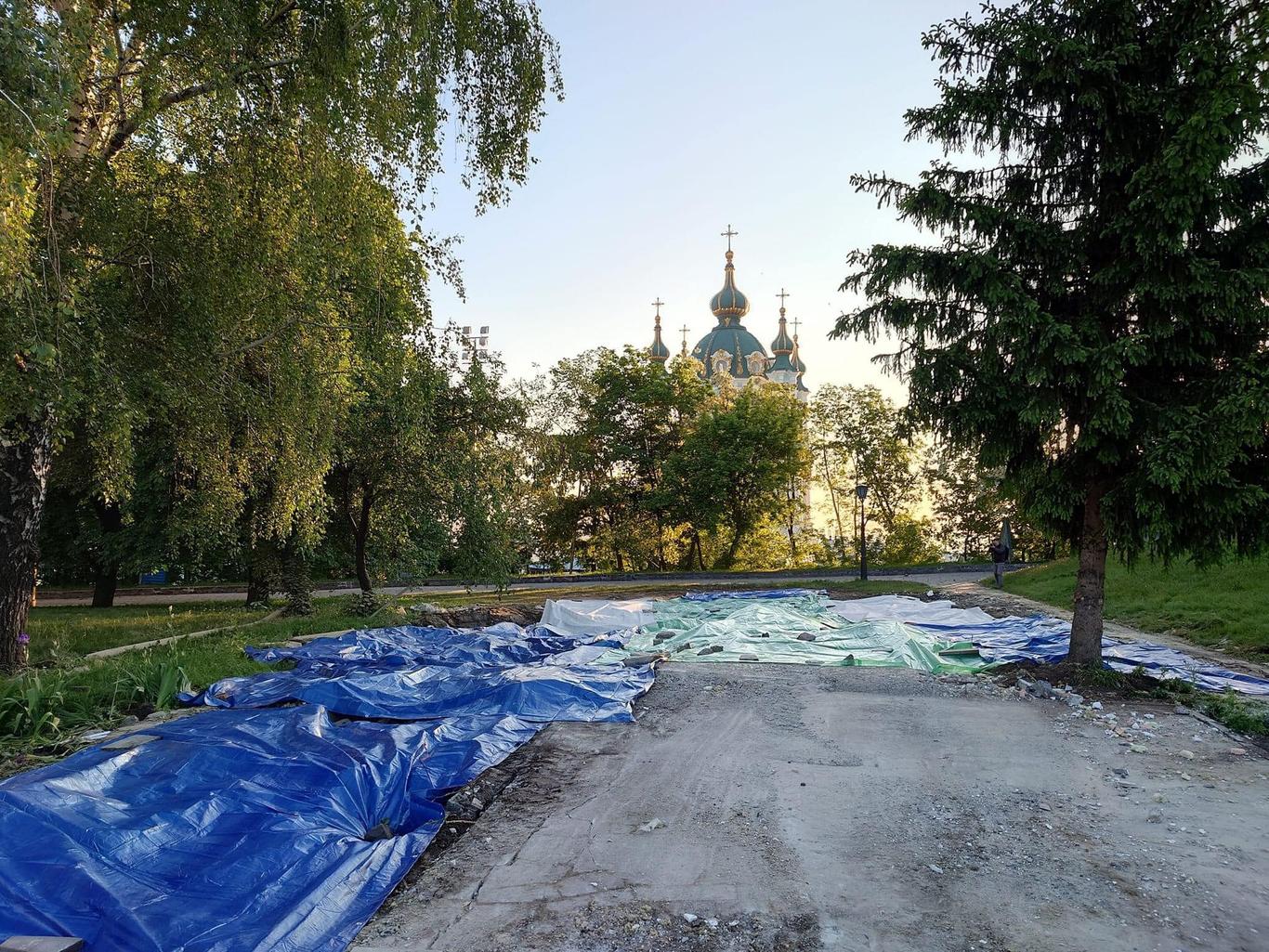 У Києві знесли «церкву-маф» УПЦ поблизу Десятинної церкви (ФОТО, ВІДЕО)