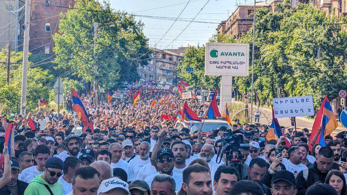 Вірменська журналістка про протести в Єревані: Цей мітинг унікальний тим, що його очолює архієпископ