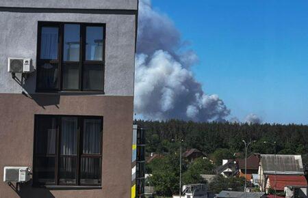 Під Києвом спалахнула масштабна пожежа, над містом стелеться густий дим (ФОТО, ВІДЕО)