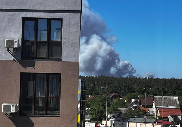 Під Києвом спалахнула масштабна пожежа, над містом стелеться густий дим (ФОТО, ВІДЕО)