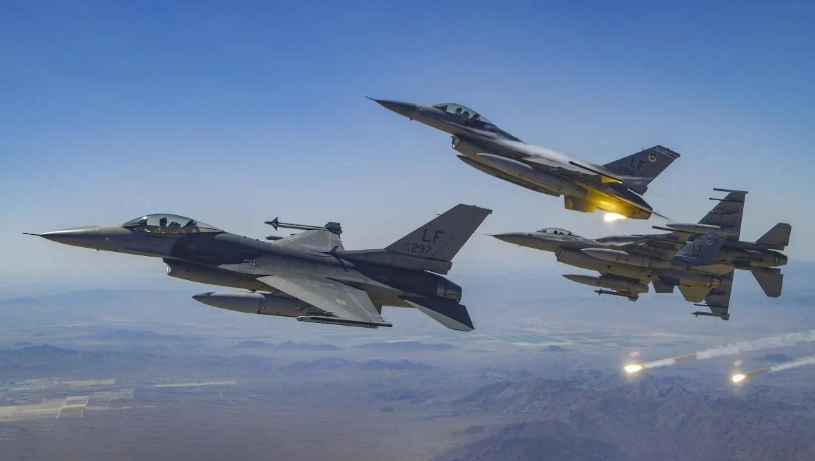 У США перша група українських пілотів завершила навчання на F-16 — ЗМІ