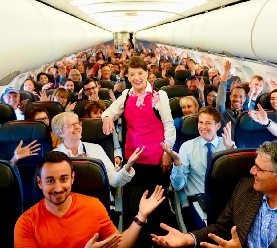 У США померла бортпровідниця з найбільшим стажем польотів у світі