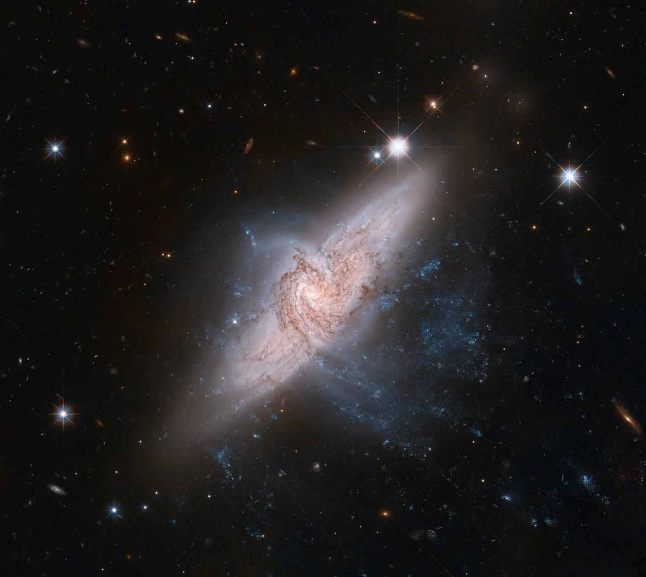 Телескоп «Хаббл» поділився архівним фото з імітацією космічного зіткнення галактик