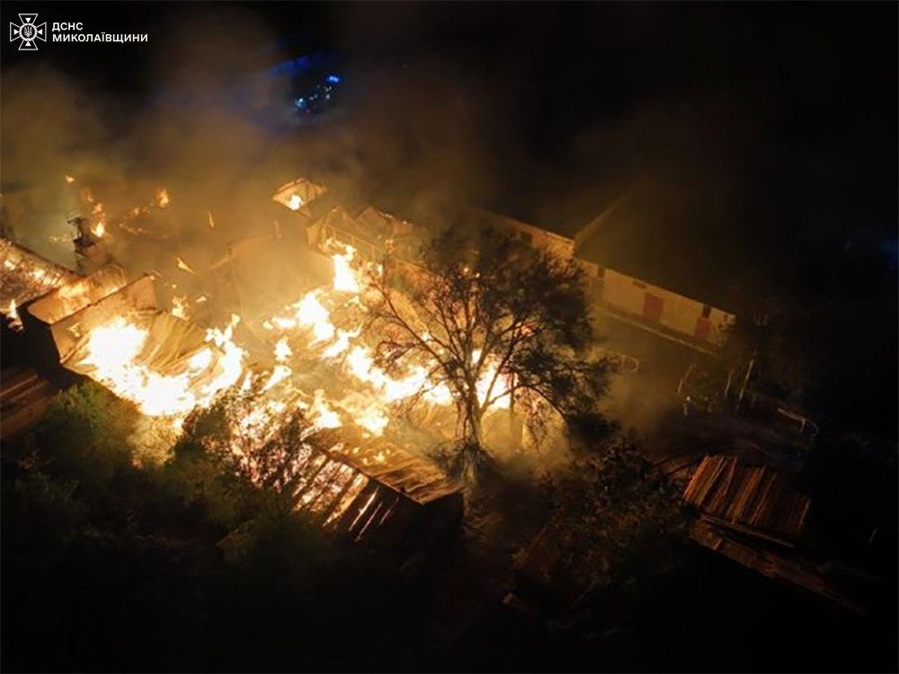 У Миколаєві рятувальники з ночі гасять пожежу на деревообробному підприємстві