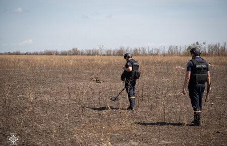 Росіяни скидають на землю дрібні чорні дрони, які можуть вибухнути