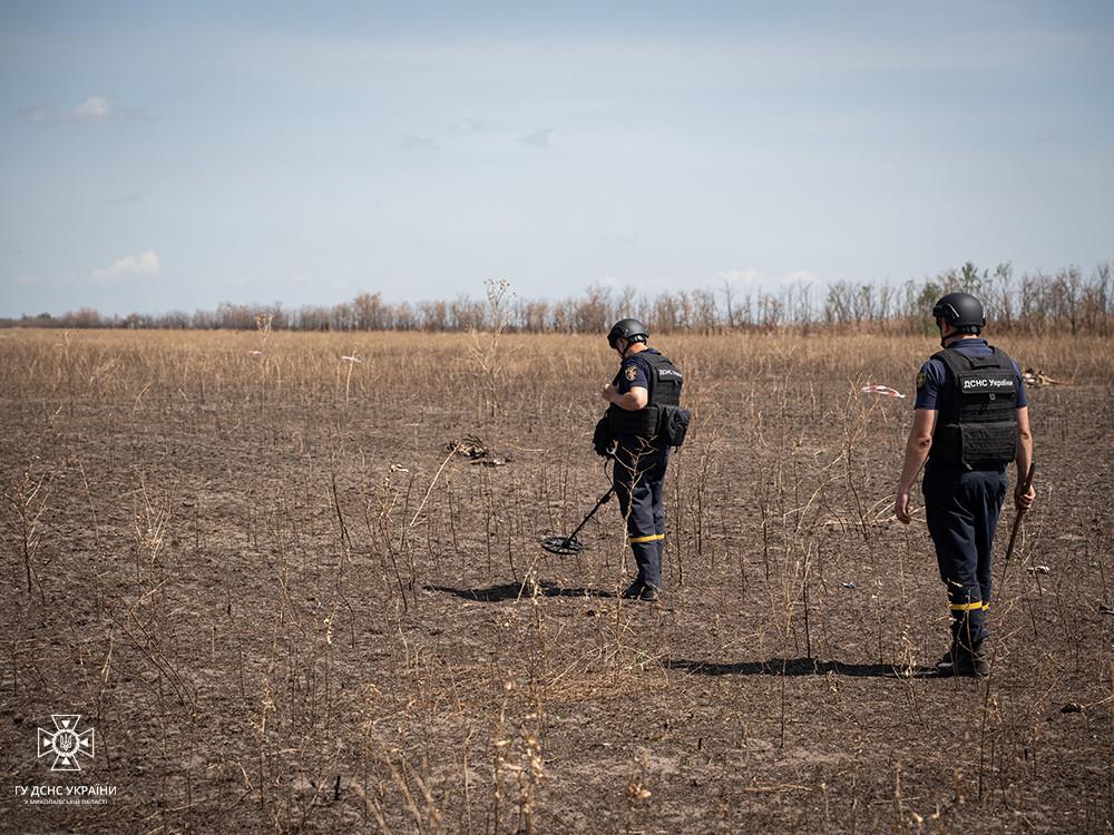 Росіяни скидають на землю дрібні чорні дрони, які можуть вибухнути