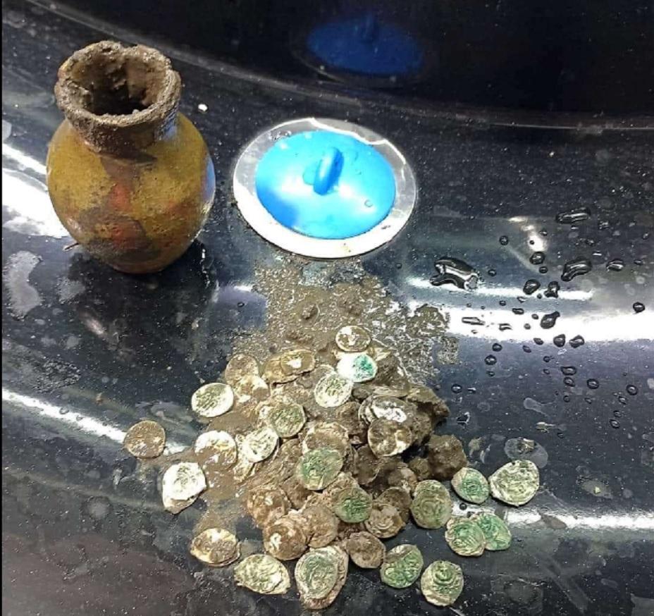 Під Одесою знайшли горщик зі скарбами Кримського ханства