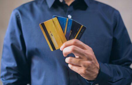 «Це стимулюватиме розвиток чорного ринку» — економіст про обмеження карткових переказів від НБУ