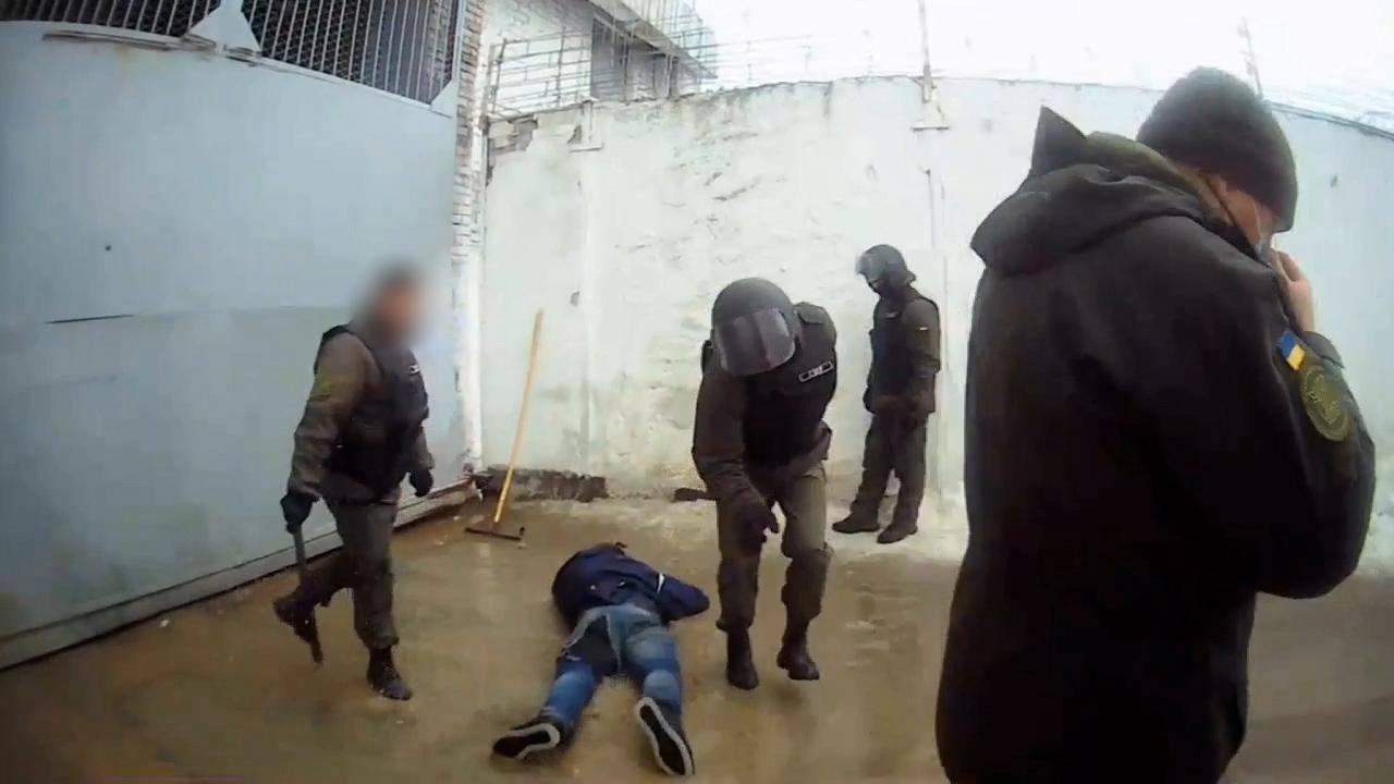 Масштабну систему катування в’язнів викрили в українських колоніях — ДБР (ФОТО)