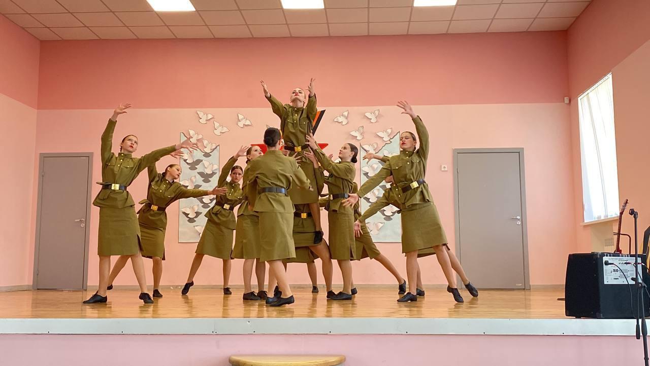 У Маріуполі окупанти змусили дітей танцювати у радянській формі та з прапорами СРСР