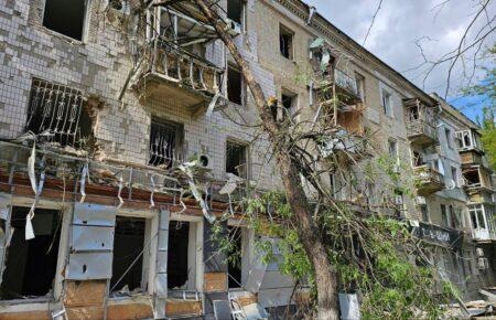 Обстріли Херсонщини: окупанти пошкодили медзаклад, дитсадок і 23 будинки, є поранені