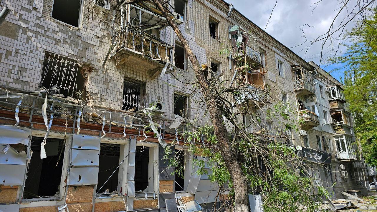 Обстріли Херсонщини: окупанти пошкодили медзаклад, дитсадок і 23 будинки, є поранені